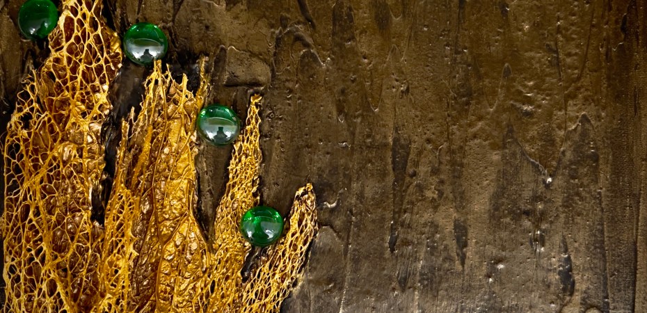 Goldener Kaktus, Gesamtansicht: golden gefasstes Fasergerüst eines Feigenkaktus mit grünen Glassteinen vor bronzebraunem, strukturiertem Grund