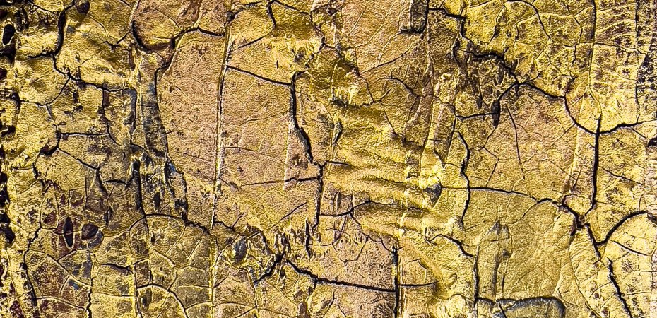 Goldene Zeiten, Gesamtansicht: Hochformat ganz in Gold, die Fläche in unzählige Schollen zersprungen, dunkle Risse und braune Sprenkel