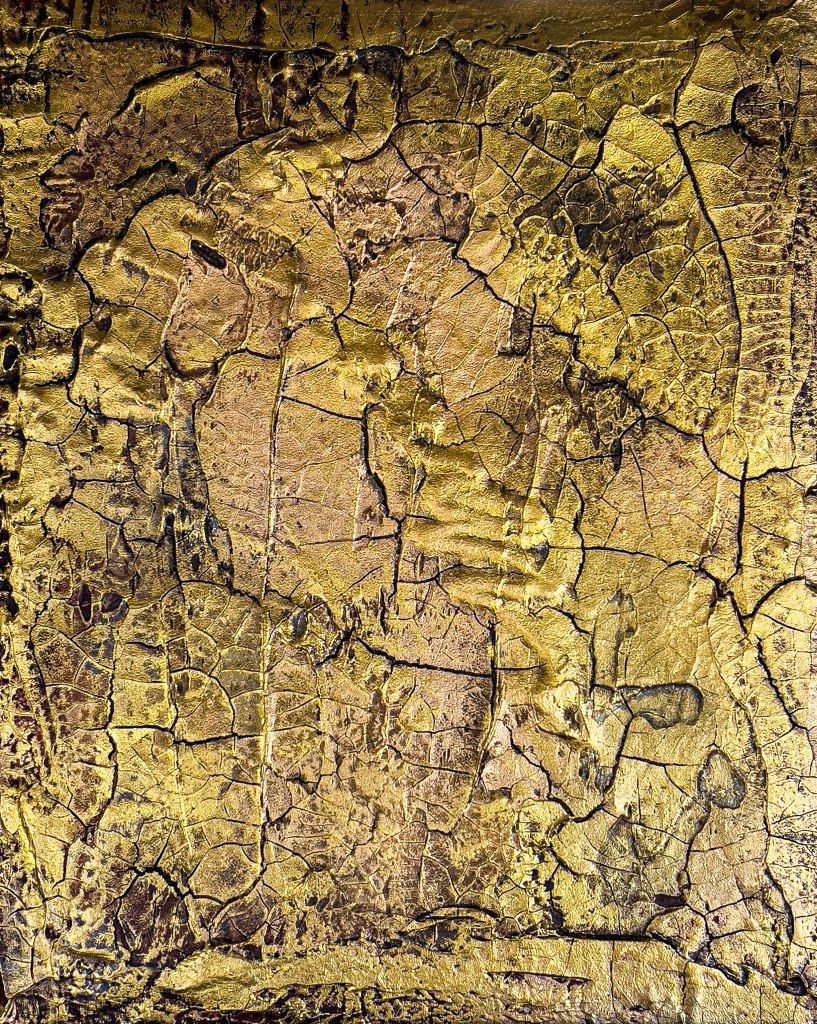 Goldene Zeiten, Gesamtansicht: Hochformat ganz in Gold, die Fläche in unzählige Schollen zersprungen, dunkle Risse und braune Sprenkel