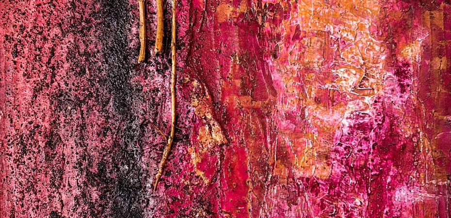 Burning, Gesamtansicht: glühende Fläche in Magenta, Pink und Rot mit hellem orangefarbenem Kern, links ein dunkles, körniges Band, oben links vier geschwungene Zweige