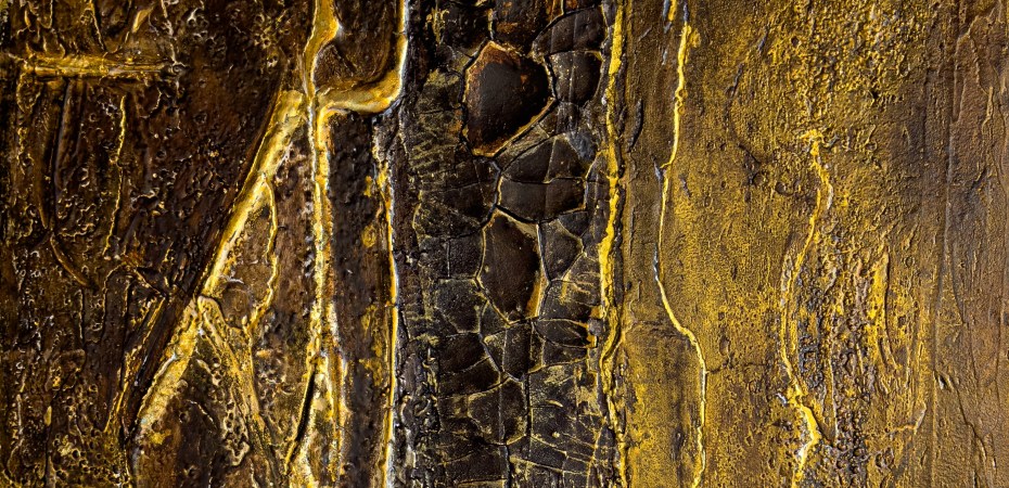 Silence is golden, Gesamtansicht: Hochformat in Braun und Gold, in der Mitte ein schmales, schwarzbraunes Feld aus zersprungenen Schollen mit goldenem Rand