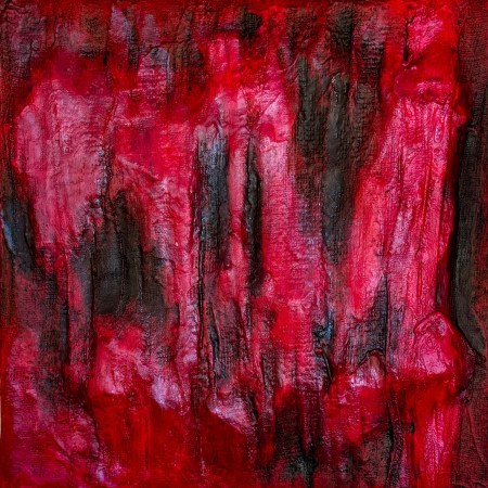 In the middle of embers, Gesamtansicht: Relief aus senkrechten Mullfalten in Karminrot und Pink mit schwarzgrauen Vertiefungen, rechts unten eine feste Rundung