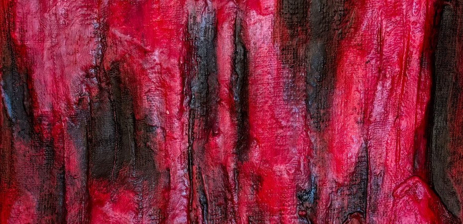 In the middle of embers, Gesamtansicht: Relief aus senkrechten Mullfalten in Karminrot und Pink mit schwarzgrauen Vertiefungen, rechts unten eine feste Rundung