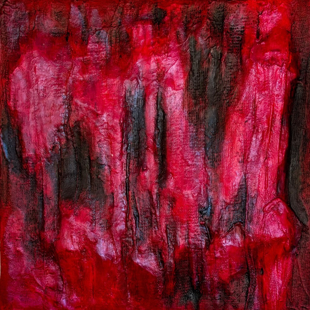 In the middle of embers, Gesamtansicht: Relief aus senkrechten Mullfalten in Karminrot und Pink mit schwarzgrauen Vertiefungen, rechts unten eine feste Rundung