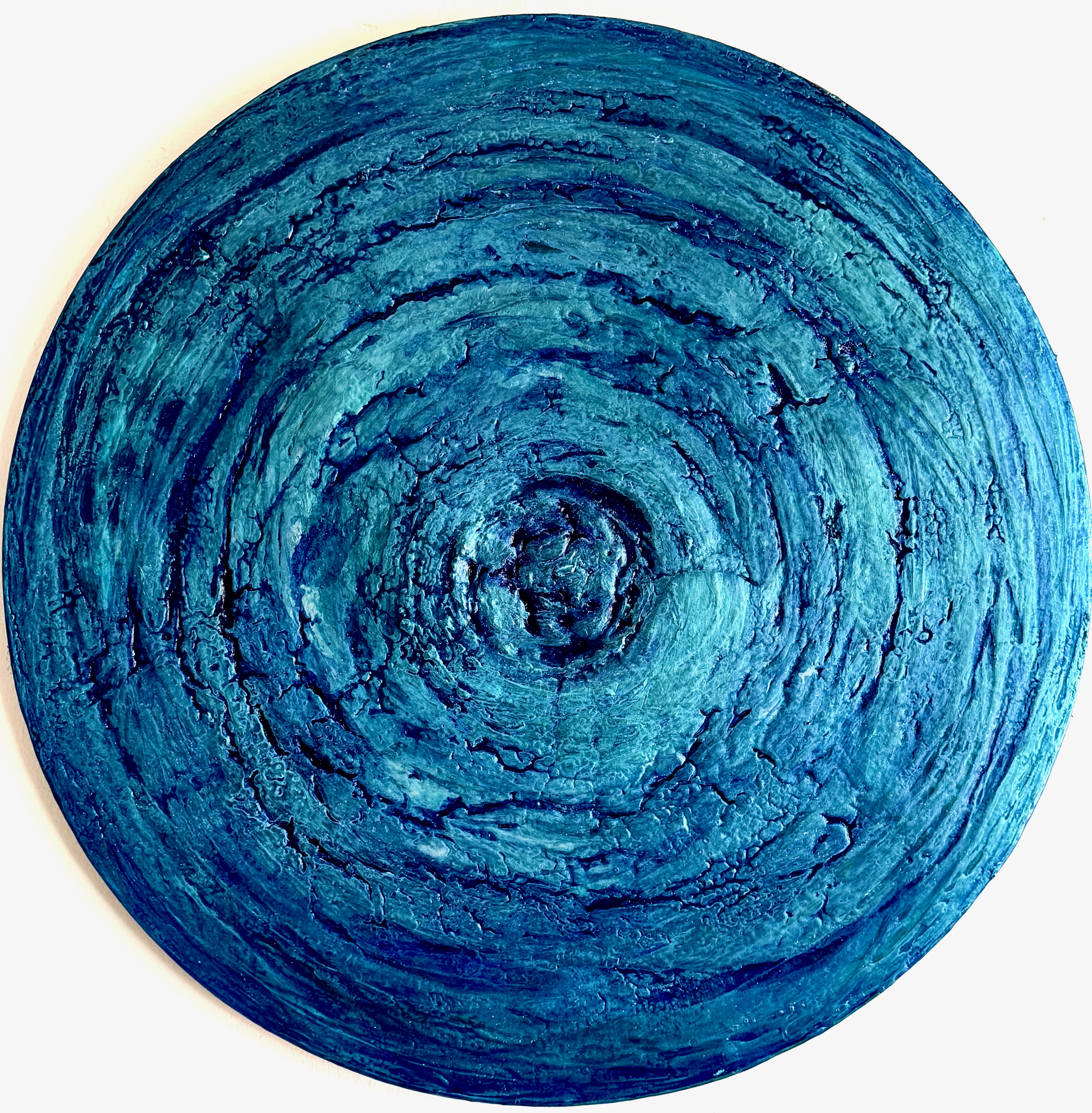 Zenmeditation, Gesamtansicht: runde Leinwand in Blau und Türkis mit dick aufgetragenen, rissigen Ringen um einen dunklen Kern