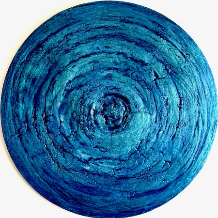 Zenmeditation, Gesamtansicht: runde Leinwand in Blau und Türkis mit dick aufgetragenen, rissigen Ringen um einen dunklen Kern