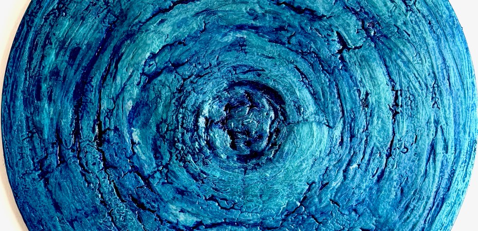 Zenmeditation, Gesamtansicht: runde Leinwand in Blau und Türkis mit dick aufgetragenen, rissigen Ringen um einen dunklen Kern