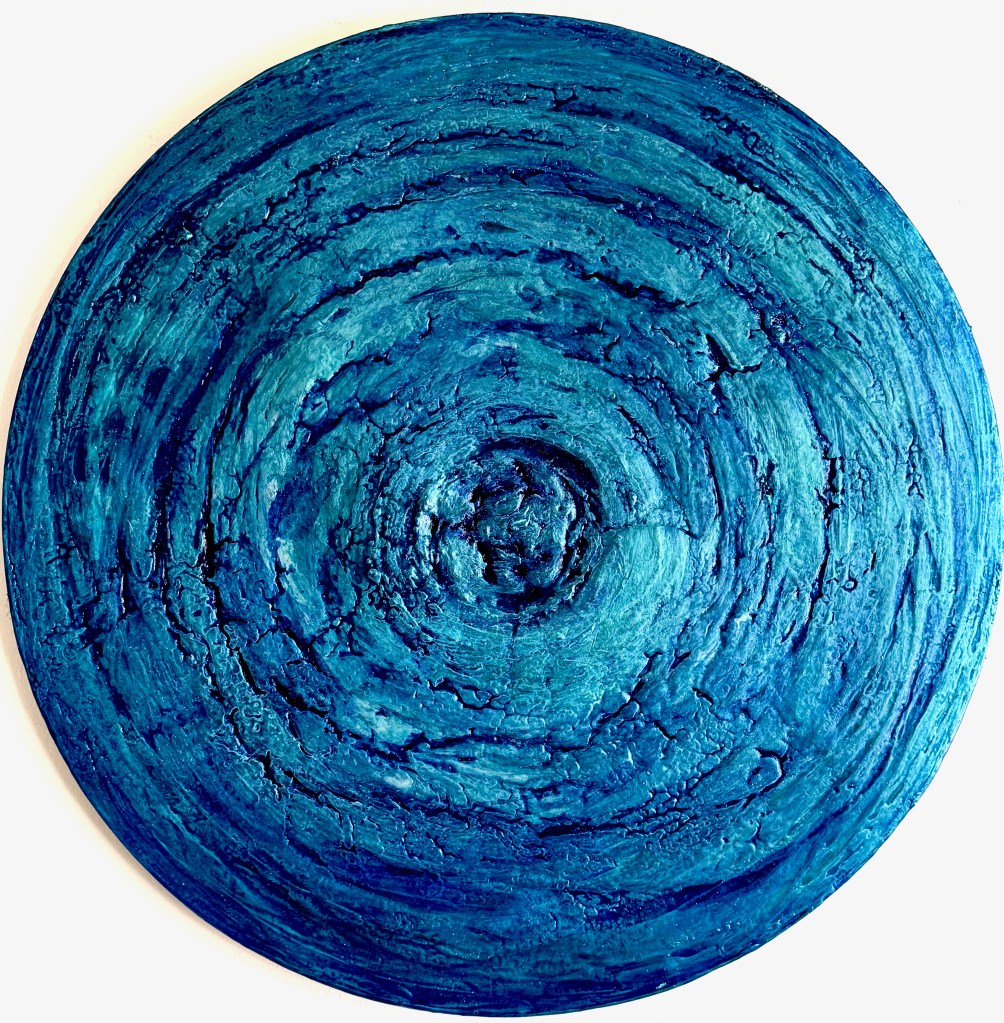 Zenmeditation, Gesamtansicht: runde Leinwand in Blau und Türkis mit dick aufgetragenen, rissigen Ringen um einen dunklen Kern