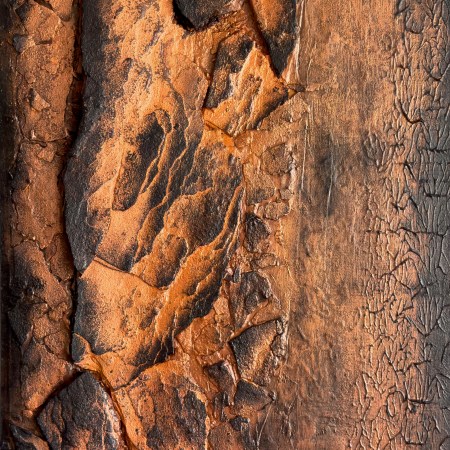 Steinschichten, Gesamtansicht: schmales Hochformat in Kupfer und Rostorange mit einer Wand aus geschwärzten Sandsteinplatten auf der linken Seite