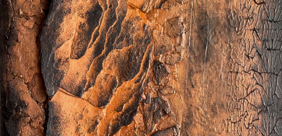 Steinschichten, Gesamtansicht: schmales Hochformat in Kupfer und Rostorange mit einer Wand aus geschwärzten Sandsteinplatten auf der linken Seite