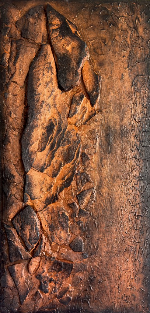 Steinschichten, Gesamtansicht: schmales Hochformat in Kupfer und Rostorange mit einer Wand aus geschwärzten Sandsteinplatten auf der linken Seite