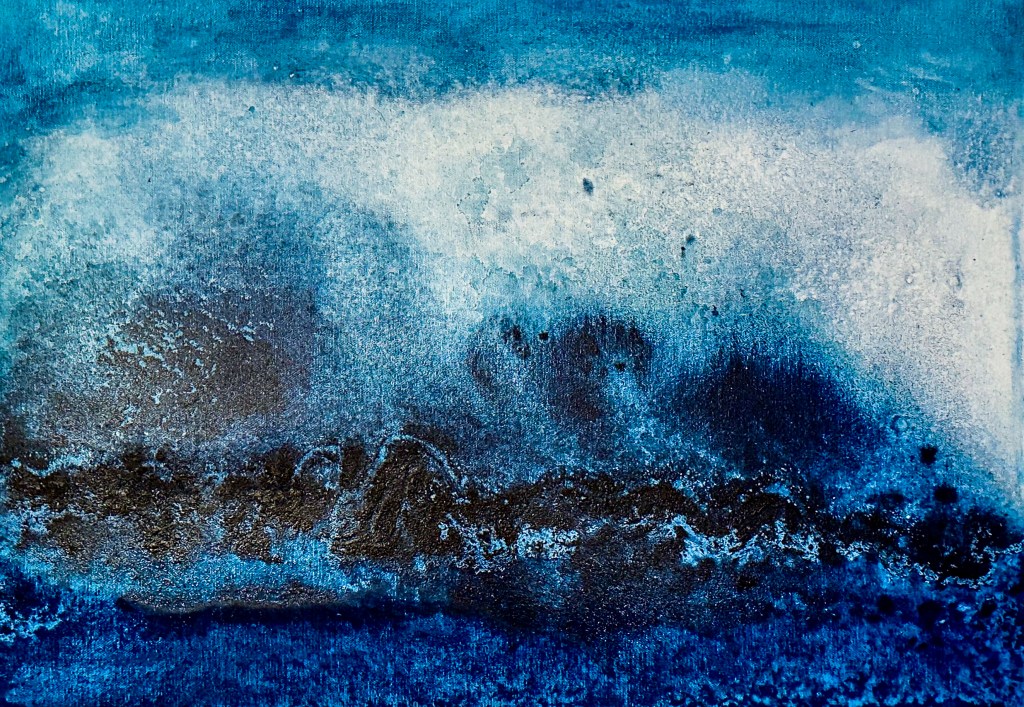 Wild Ocean, Gesamtansicht mit hellem Gischtschleier über einem dunklen Band und tiefem Ultramarin