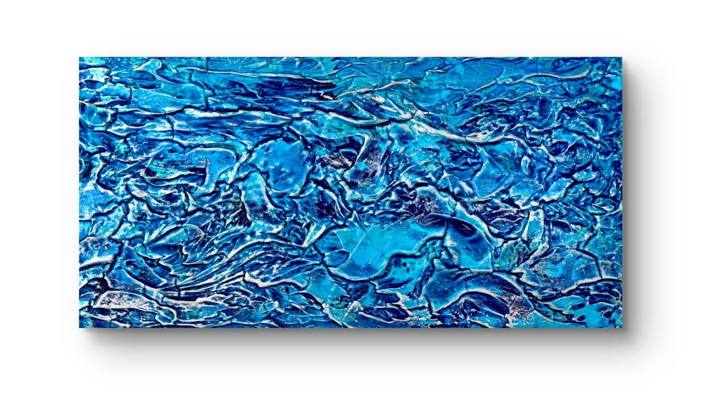 Spiegelungen im Wasser an der Wand