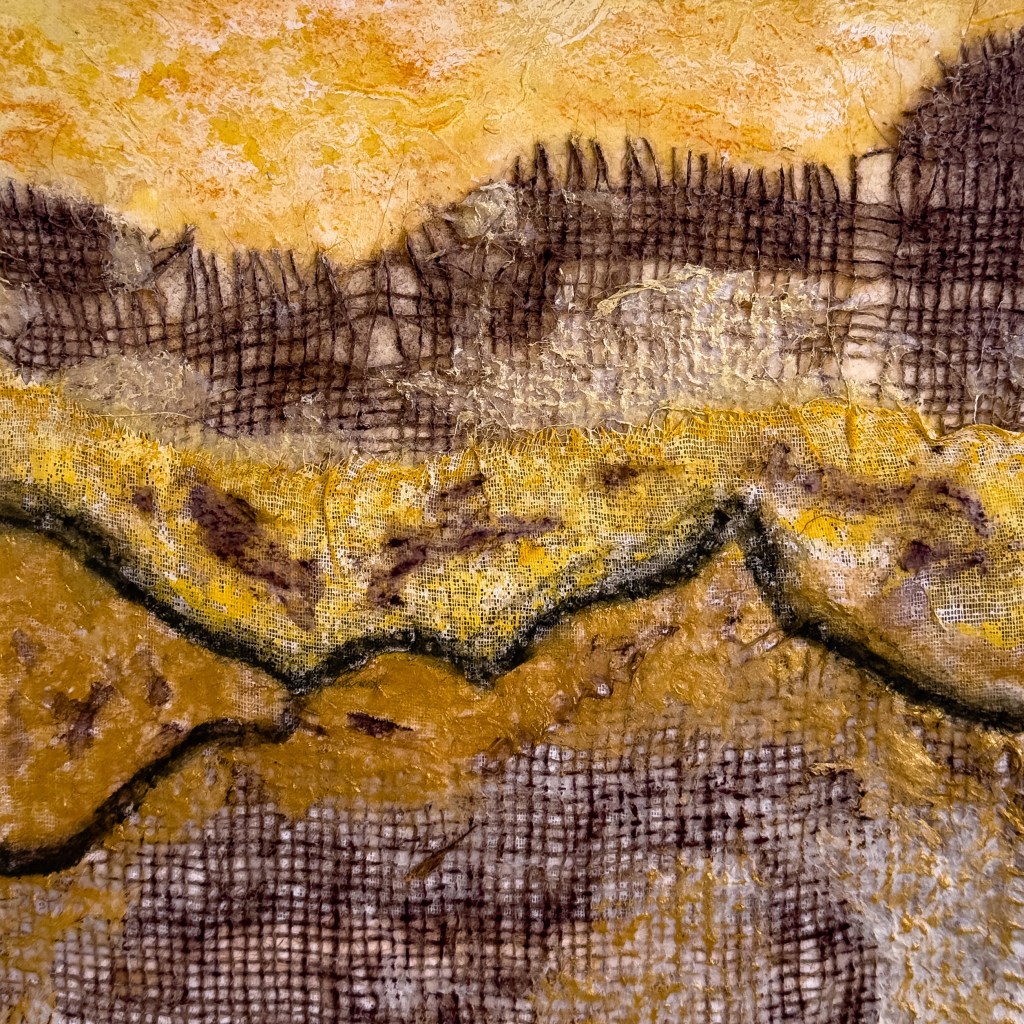 Einmal um die Welt, Gesamtansicht mit Schichten aus Jute, Gaze und Kordel in Ocker und Braun