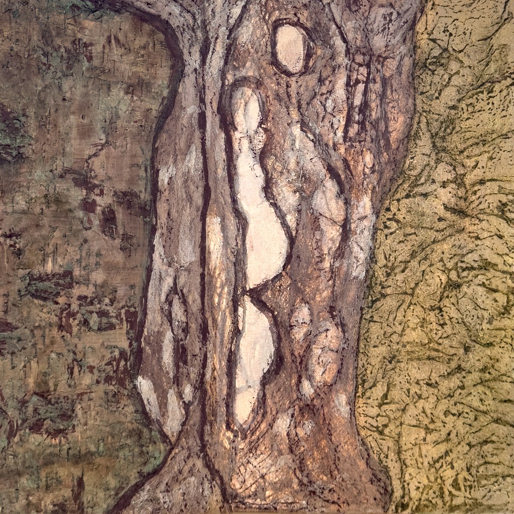 Das Leuchten des Waldes, Gesamtansicht mit Birkenrinde, Stamm aus Maulbeerrinde und goldbeigem Papier